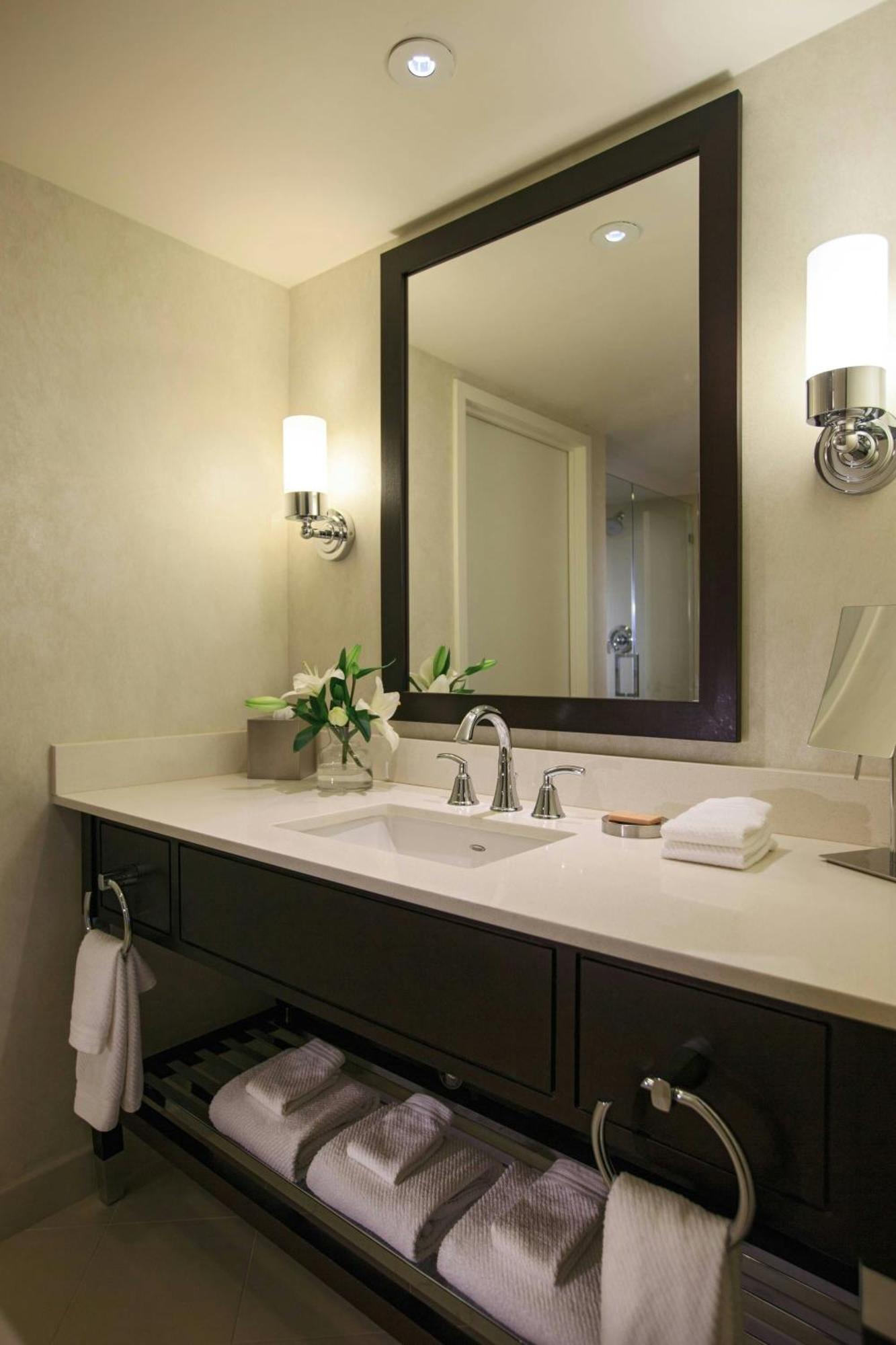 Renaissance Arlington Capital View Hotel Bagian luar foto