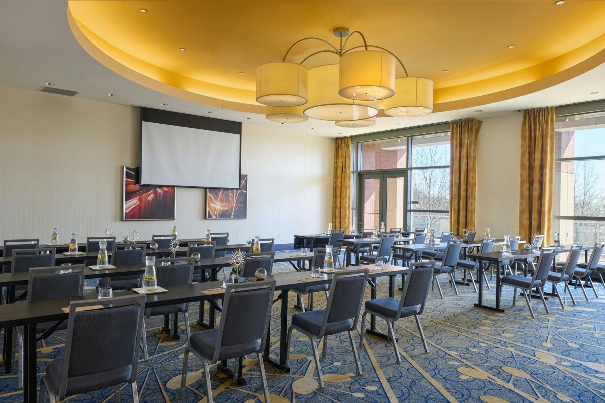 Renaissance Arlington Capital View Hotel Bagian luar foto