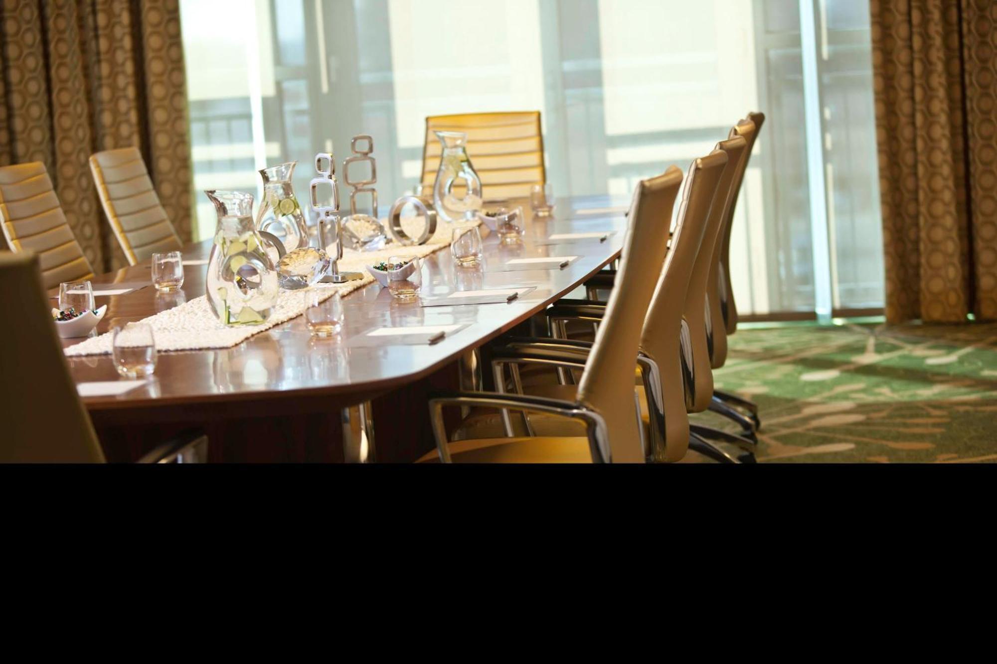 Renaissance Arlington Capital View Hotel Bagian luar foto