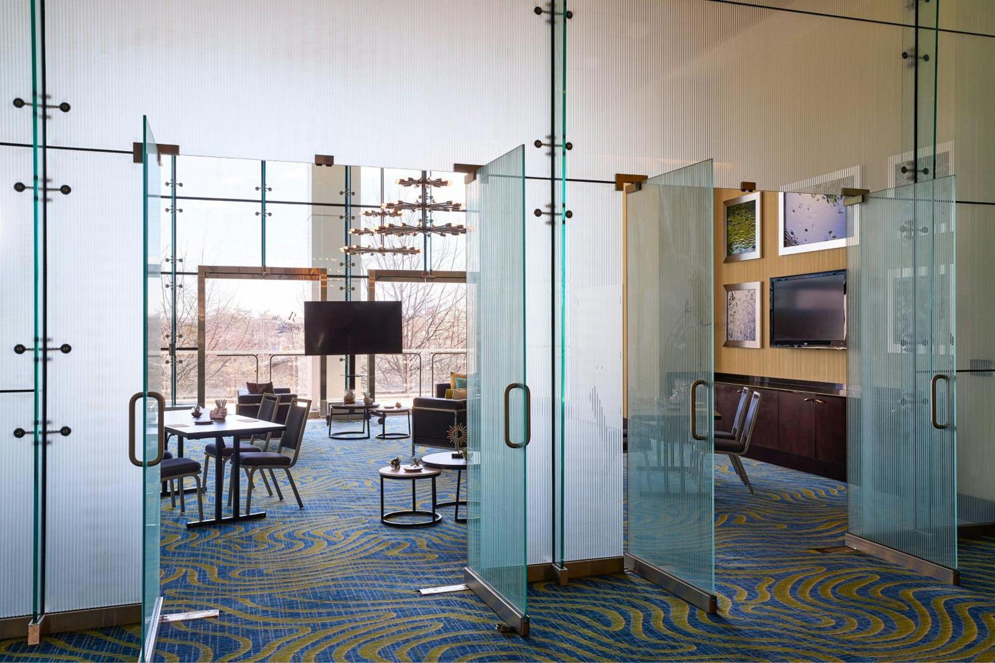Renaissance Arlington Capital View Hotel Bagian luar foto