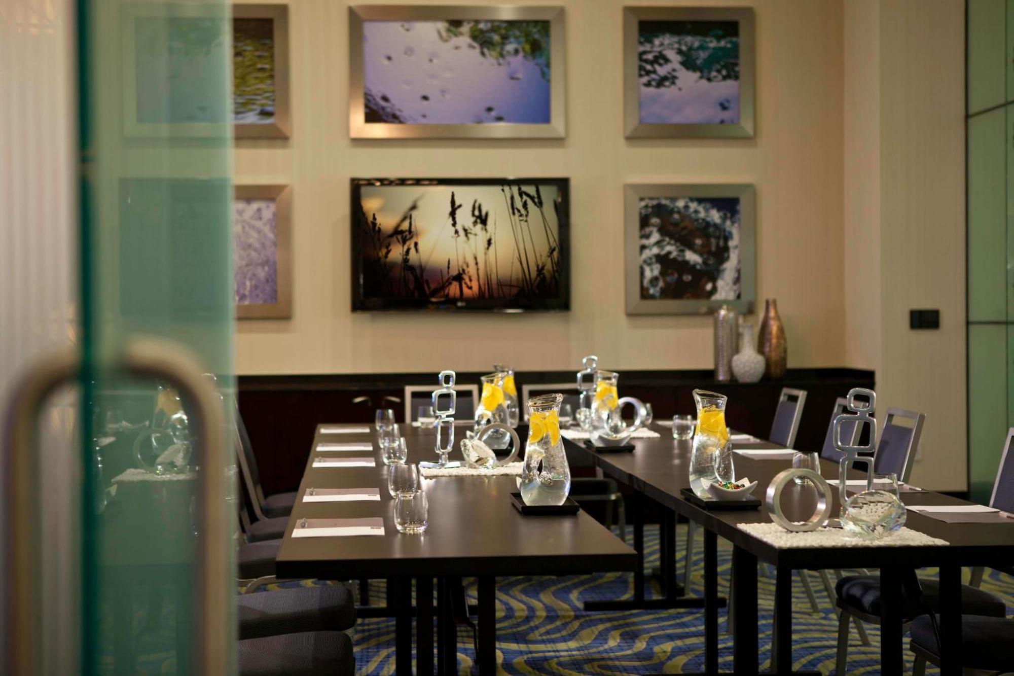 Renaissance Arlington Capital View Hotel Bagian luar foto