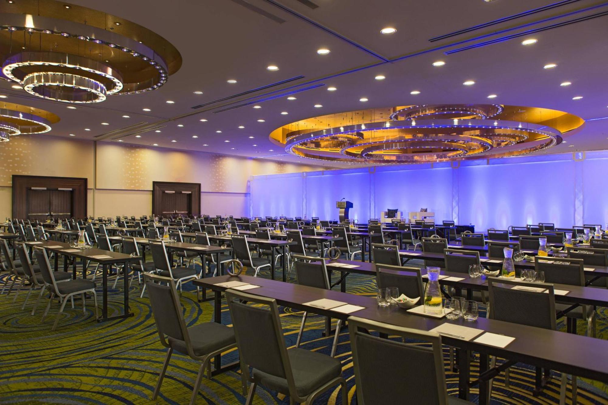 Renaissance Arlington Capital View Hotel Bagian luar foto