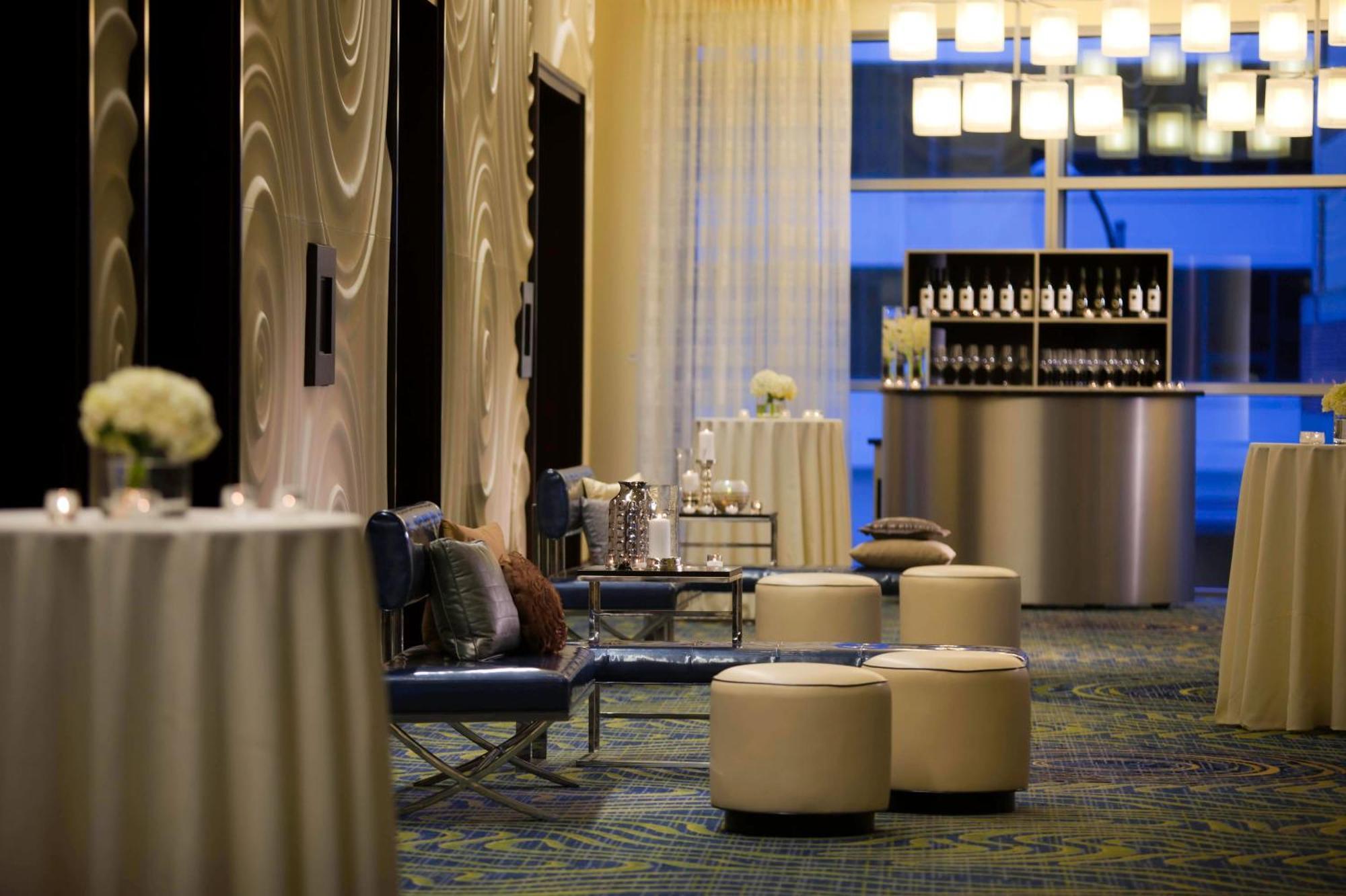 Renaissance Arlington Capital View Hotel Bagian luar foto