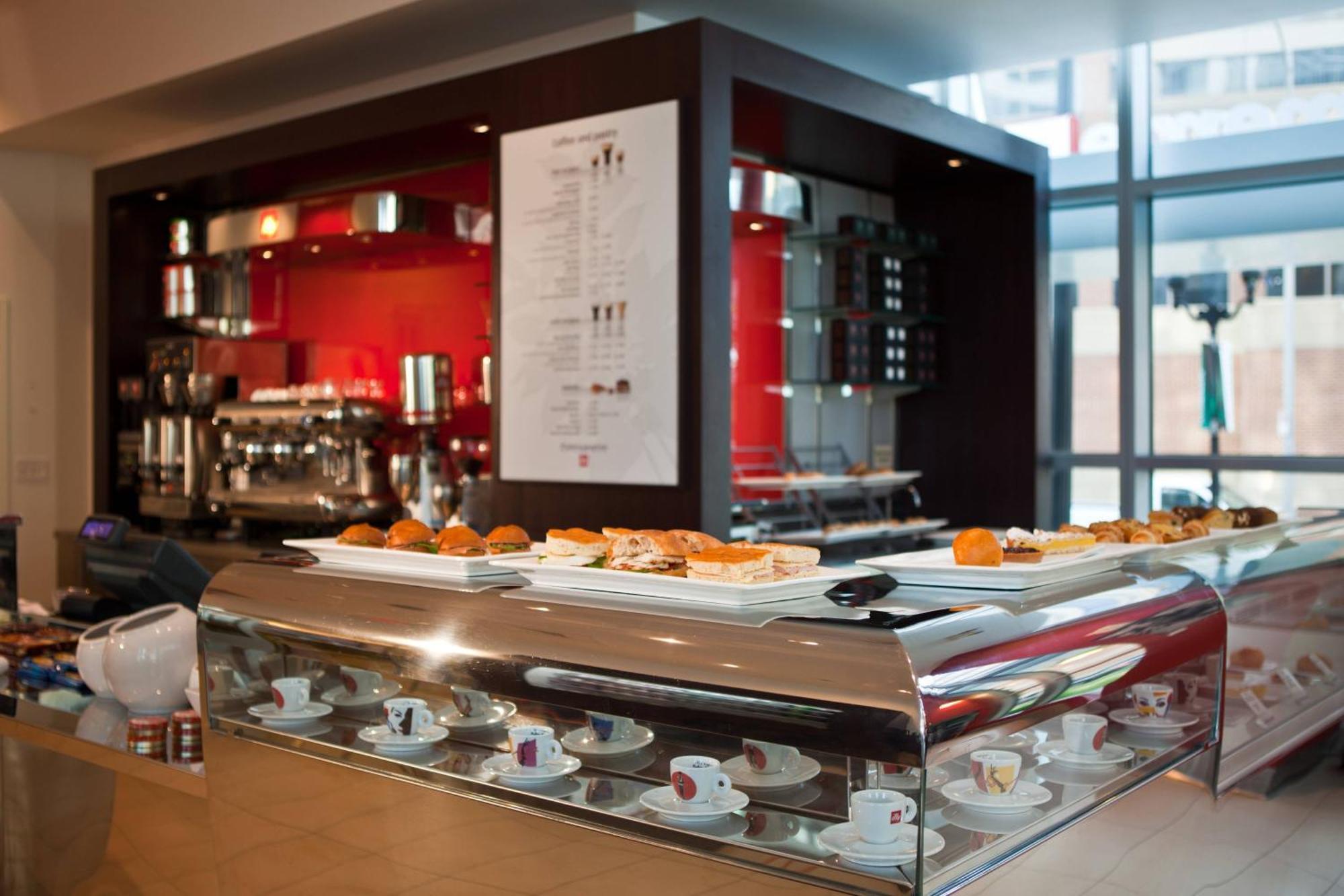 Renaissance Arlington Capital View Hotel Bagian luar foto