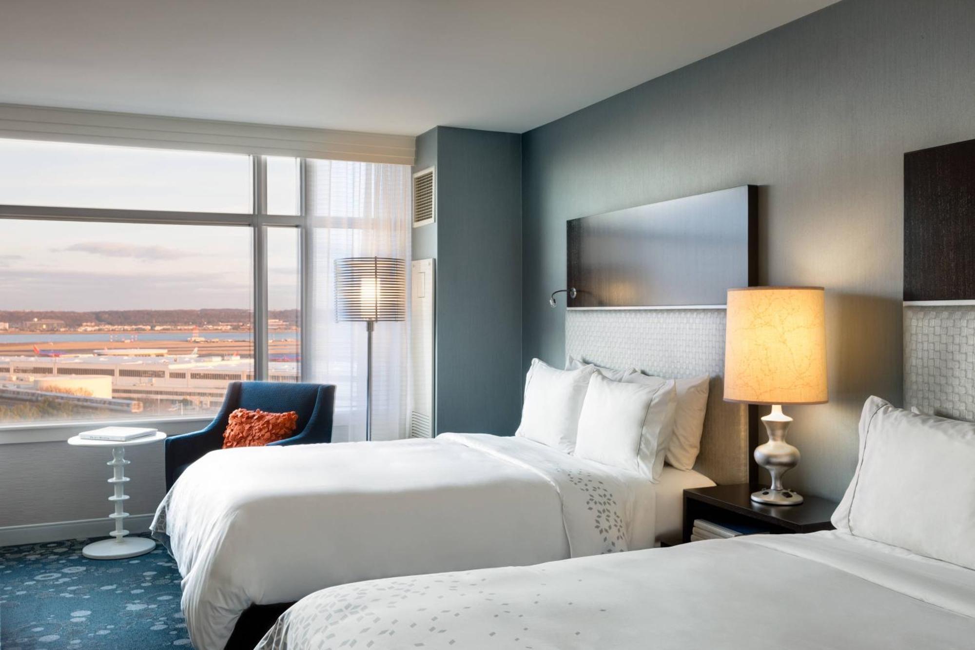 Renaissance Arlington Capital View Hotel Bagian luar foto