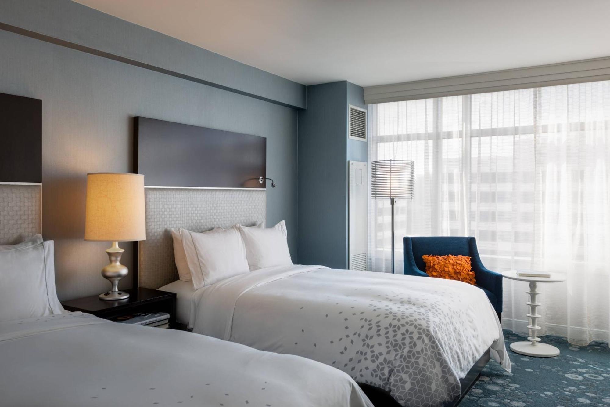 Renaissance Arlington Capital View Hotel Bagian luar foto