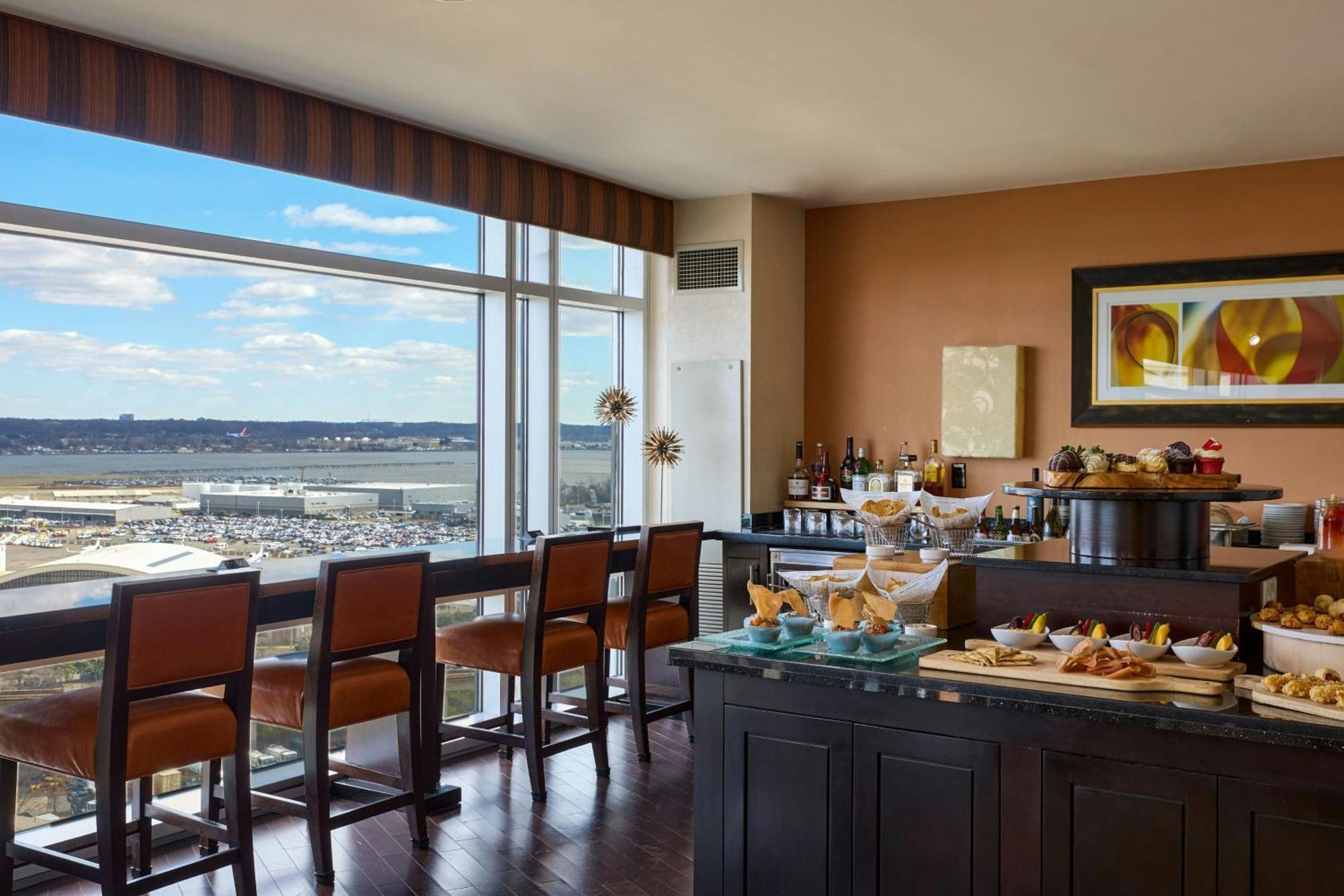 Renaissance Arlington Capital View Hotel Bagian luar foto