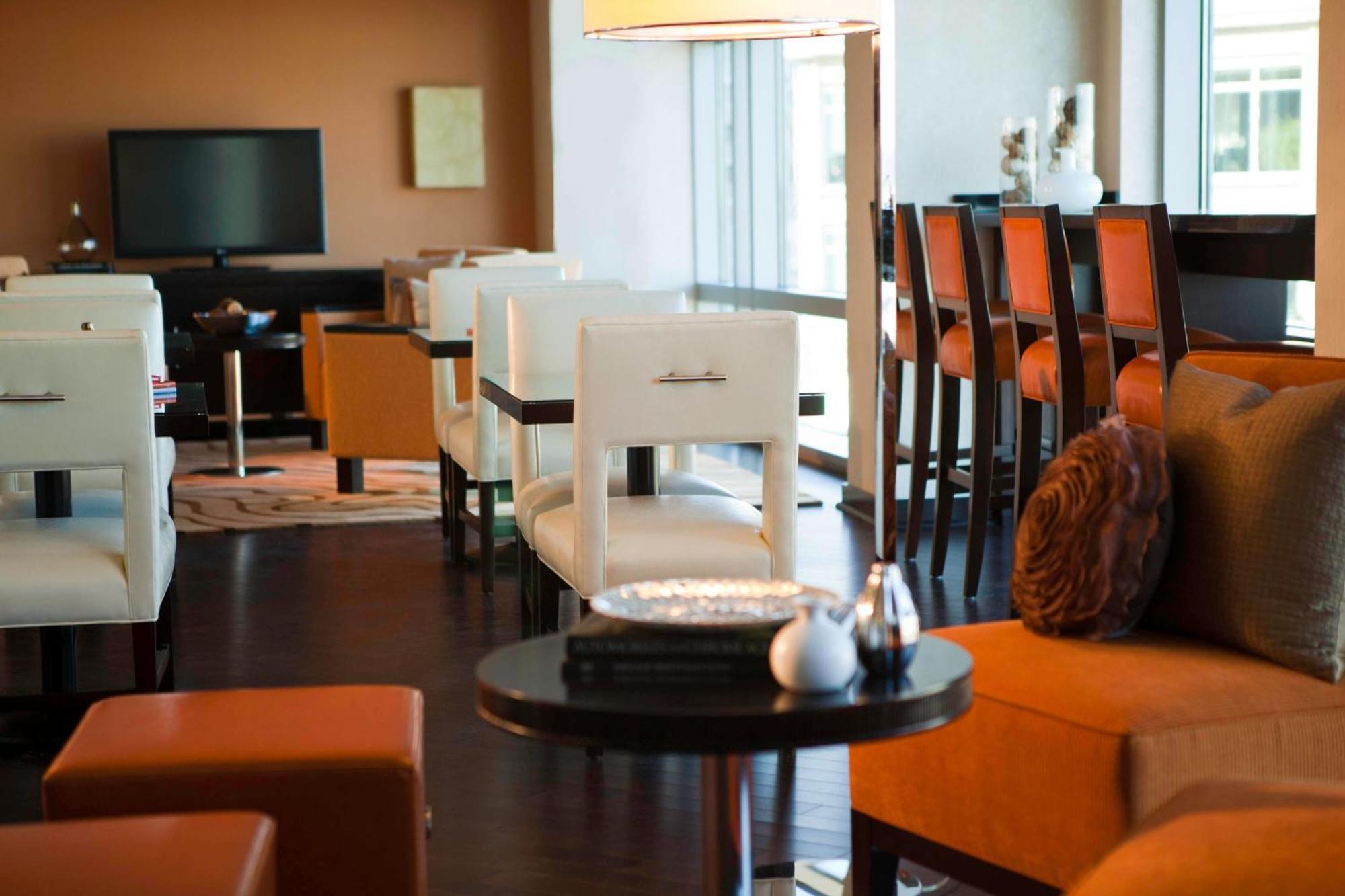 Renaissance Arlington Capital View Hotel Bagian luar foto