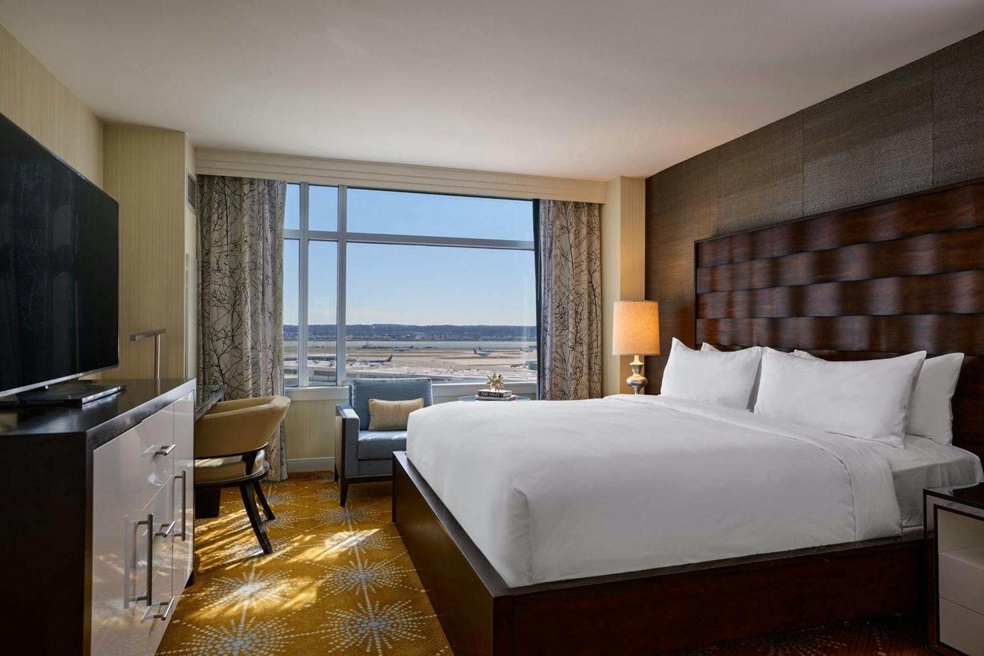 Renaissance Arlington Capital View Hotel Bagian luar foto