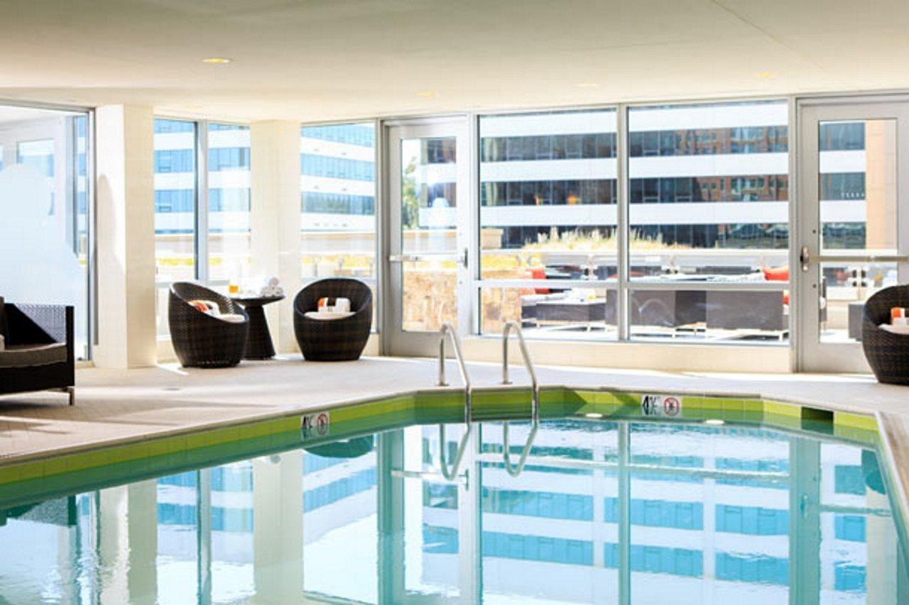Renaissance Arlington Capital View Hotel Bagian luar foto